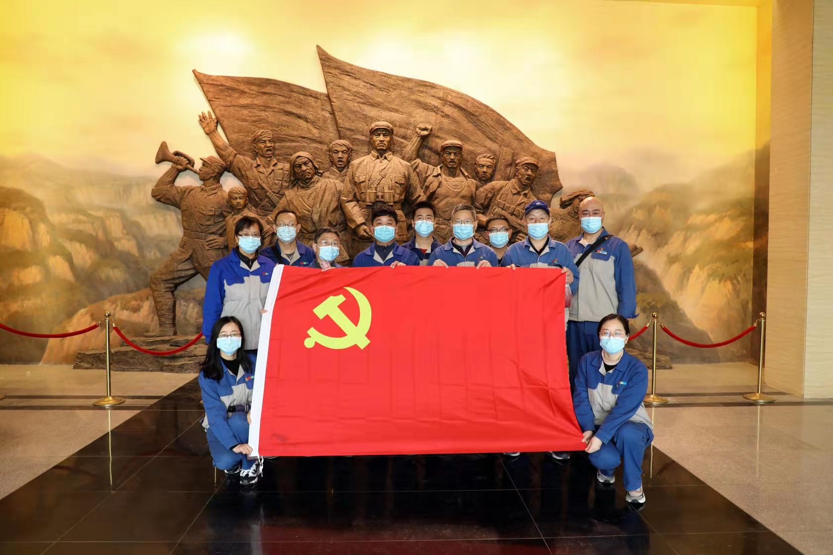 疏雨洗清明 芳菲祭英烈—— 安彩高科開展“學(xué)黨史、祭英烈、傳精神”主題活動