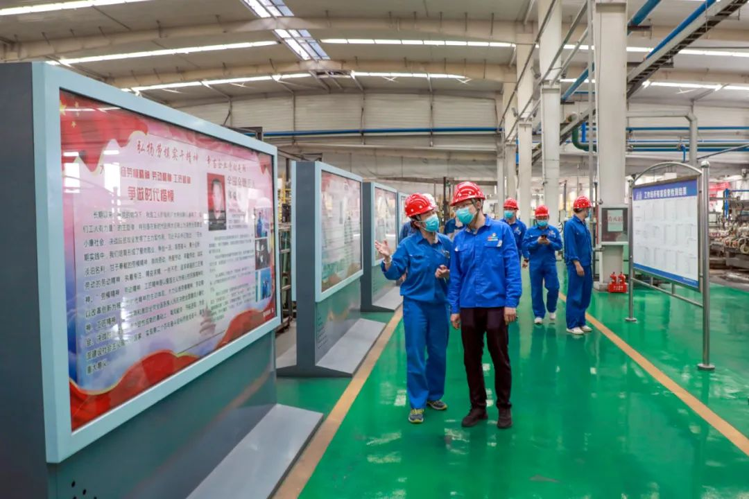 翠籠蒲艾香,慰問(wèn)送安康——安彩高科總經(jīng)理端午節(jié)慰問(wèn)一線職工