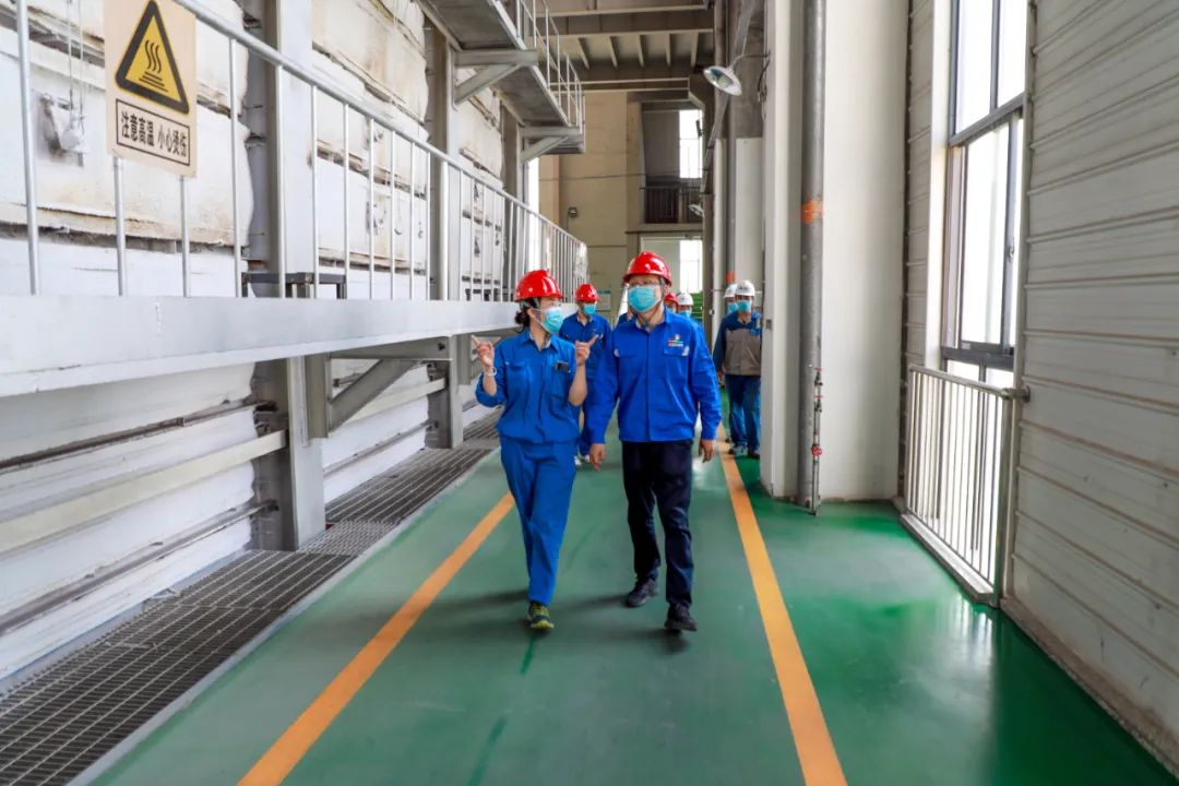 翠籠蒲艾香,慰問(wèn)送安康——安彩高科總經(jīng)理端午節(jié)慰問(wèn)一線職工