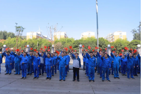 凝心聚力謀發(fā)展,砥礪奮進向未來——許昌安彩舉行國慶升國旗儀式